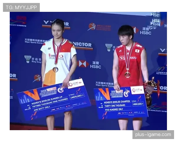 刷到山口茜家的照片，训练鞋摞在沙发边，名牌包随手一丢，这生活差距我承受不住