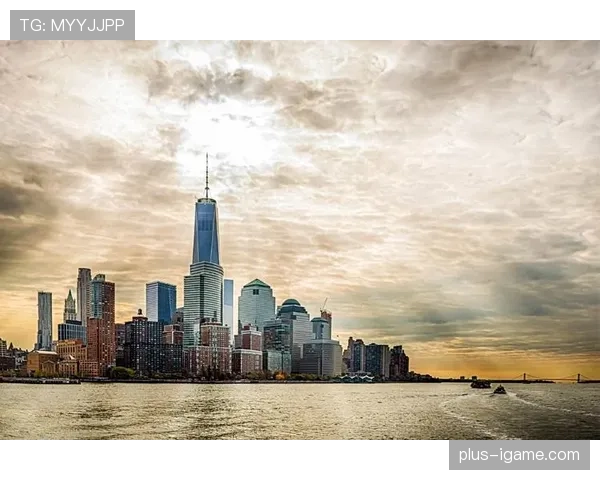 林丹出街拎个小包，包里东西看着能付我房租